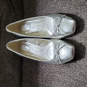 Bandolino Silver heels sz 7 1/2